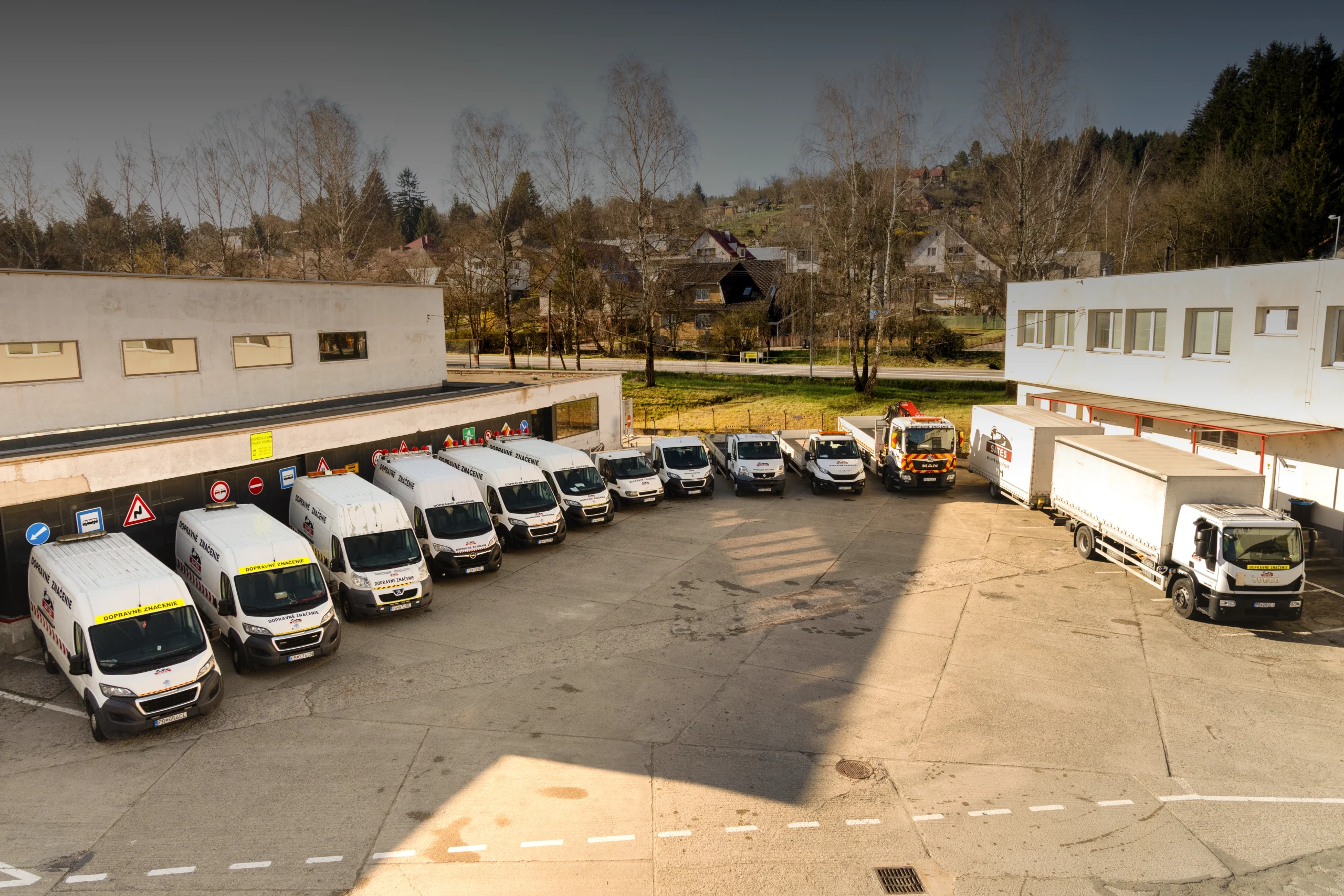 Vozový park SATES pripravený na realizáciu, montáž a údržbu dopravného značenia.